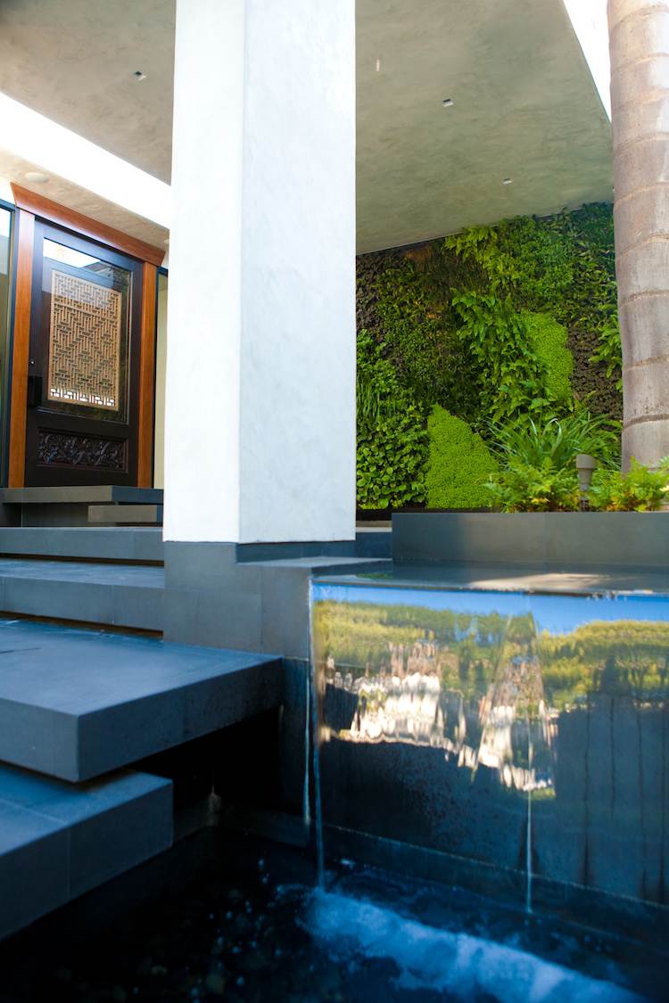Wasserkaskaden im Garten -modern-vertikaler-garten-granit-exotisch