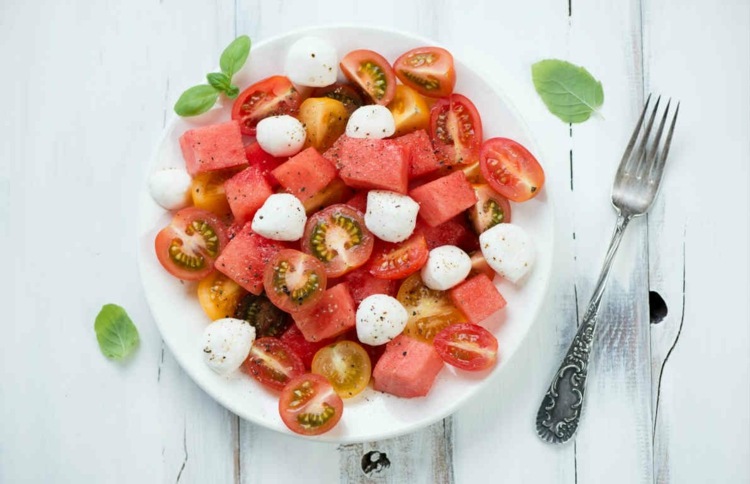 wassermelone-diät-salat-tomaten-idee-mozzarella-gesund