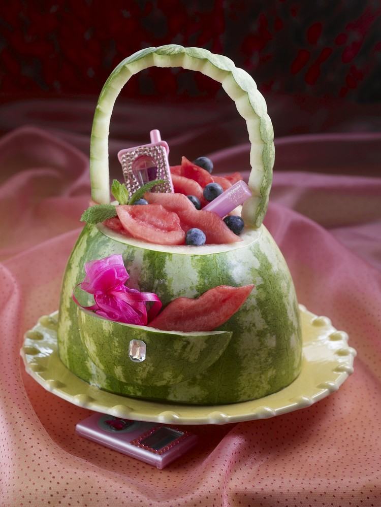 wassermelone-schnitzen-dekorierte-handtasche-selber-machen-glitzer-lippen-fruchtfleisch