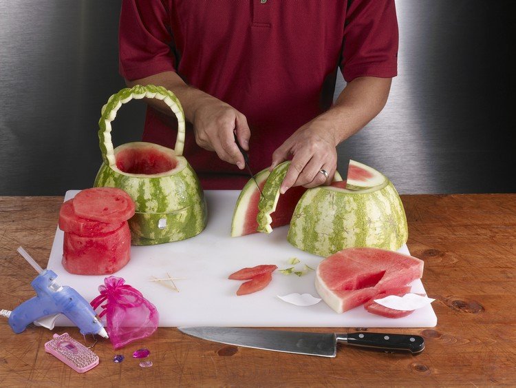 wassermelone-schnitzen-handtasche-fruchtfleisch-taschengriff-formen-gemüsemesser