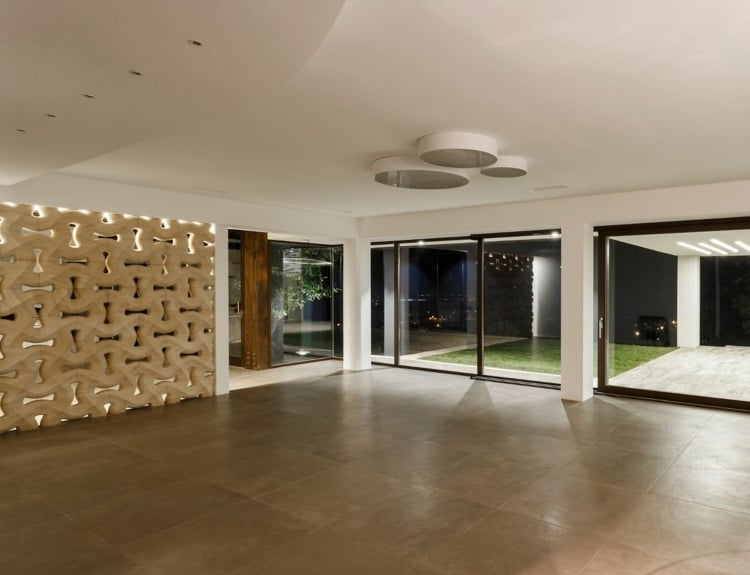 3D-wandgestaltung-stein-innen-landhaus-design-licht-naturelemente-bodentiefe-fenster