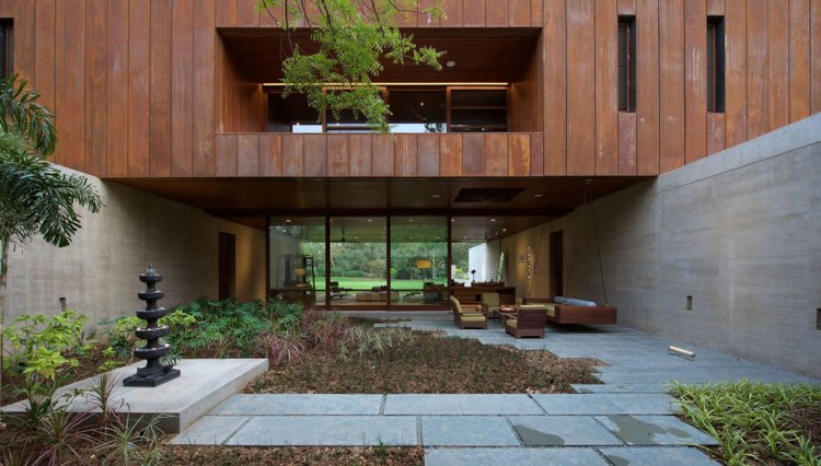 Cortenstahl Fassade innenhof-überdachte-terrasse-rechteckige-betonplatten