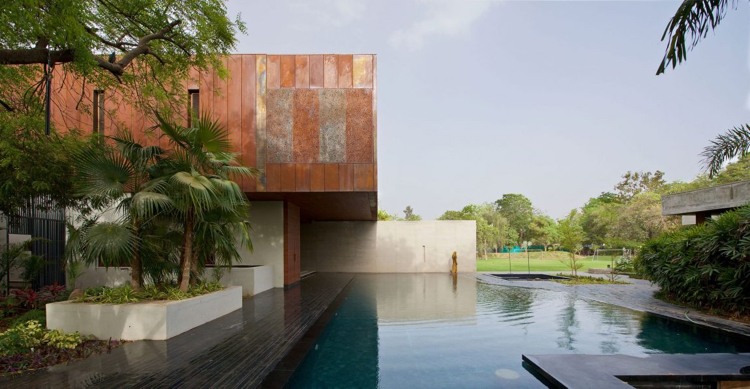 Cortenstahl Fassade -pool-palmen-begrünung