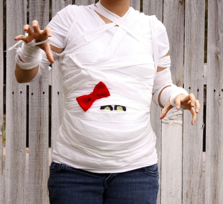 Kostüme für Schwangere ideen-mumie-weisses-tshirt-mullbinden