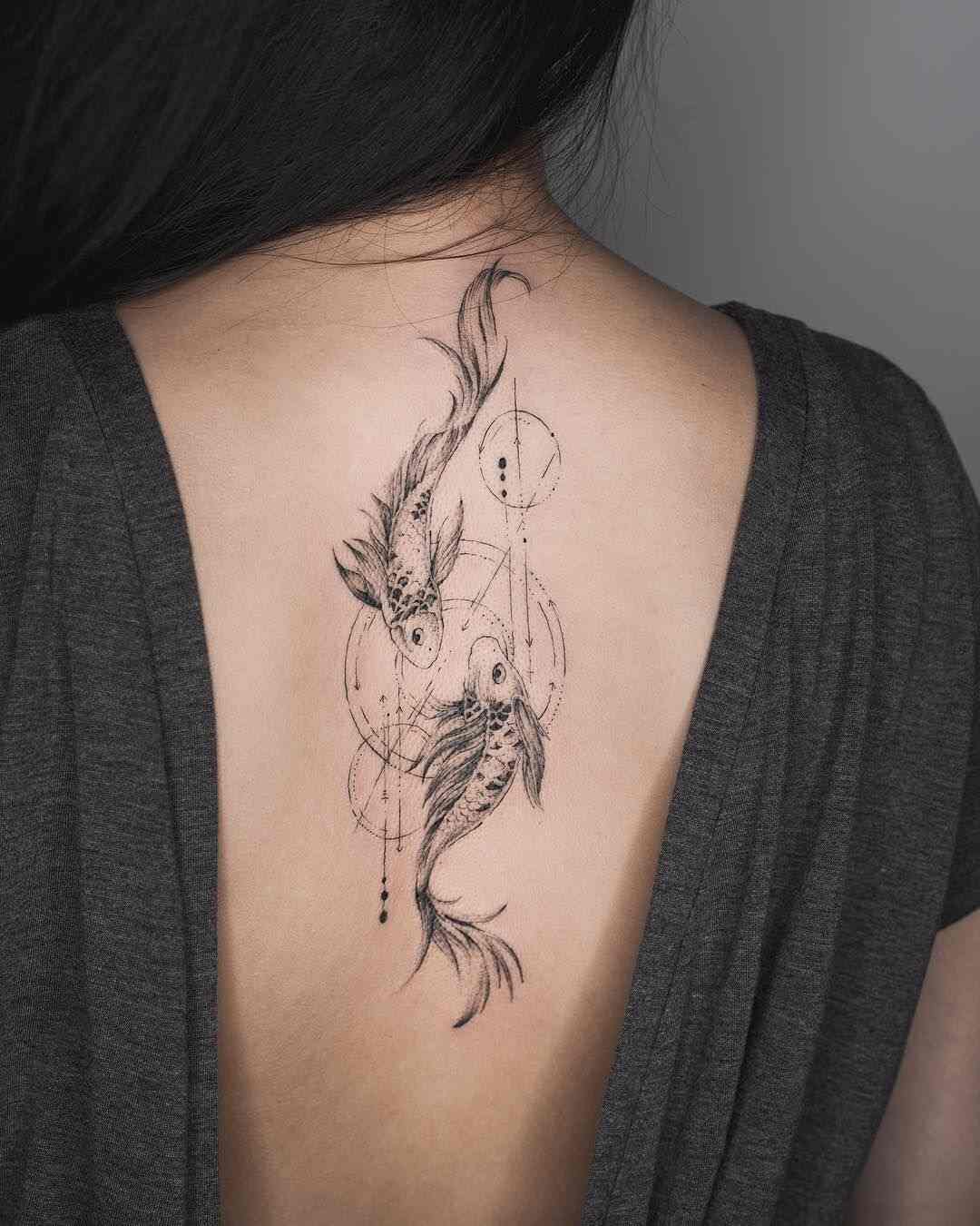 Sternzeichen Tattoo Fisch Rückentattoo Ideen Tattoodesign Tattootrends Frauen