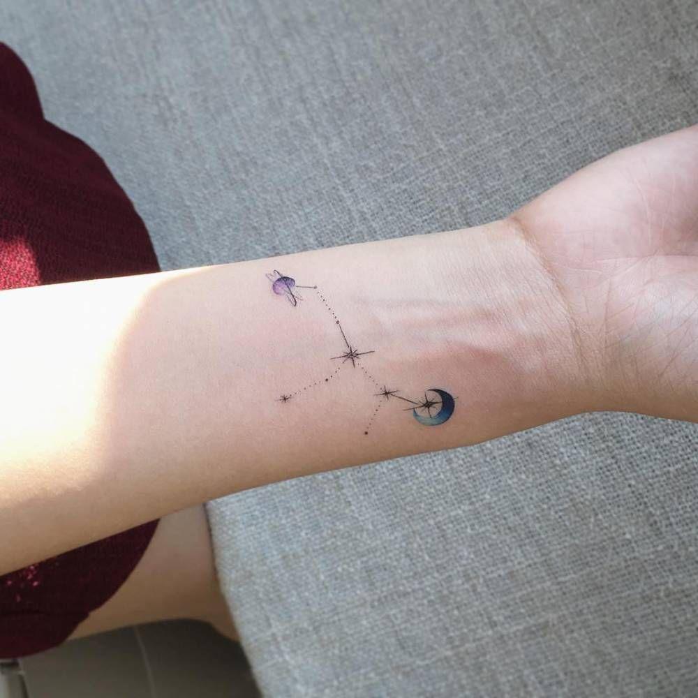 Sternzeichen Tattoo Jungfrau Ideen klein Dotwork Tattoo Handgelenk Watercolors