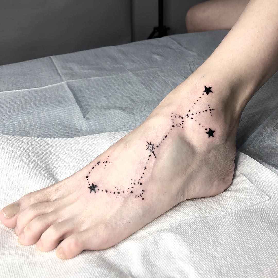 Sternzeichen Tattoo Scorpion Ideen Fußtattoo Schmerzen Tattootrends Frauen