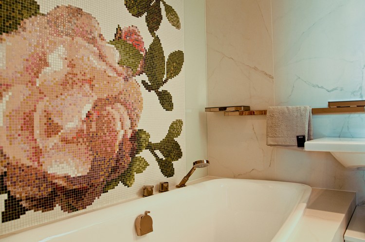 badezimmer-wandmosaik-rosen-motiv-badewanne-gemauert