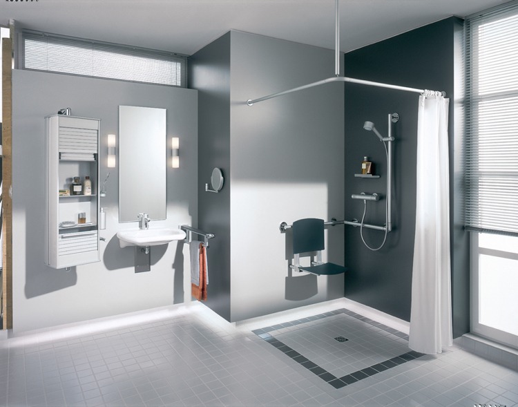 barrierefreies-badezimmer-duschbereich-vorhang-ausklappbarer-sitz