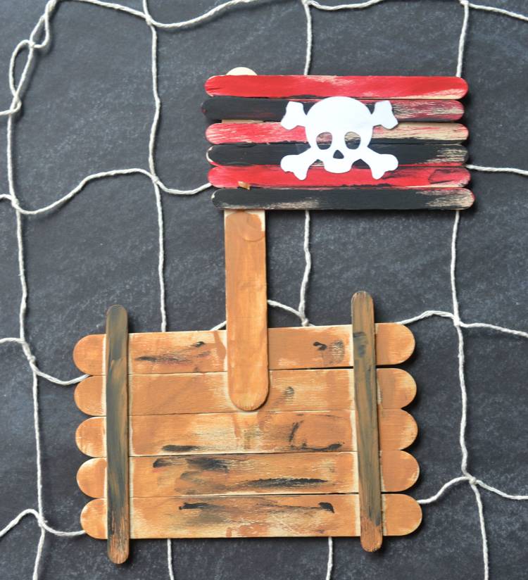 basteln-kindern-sommer-eisstielen-pirate-spielen-piratenschif