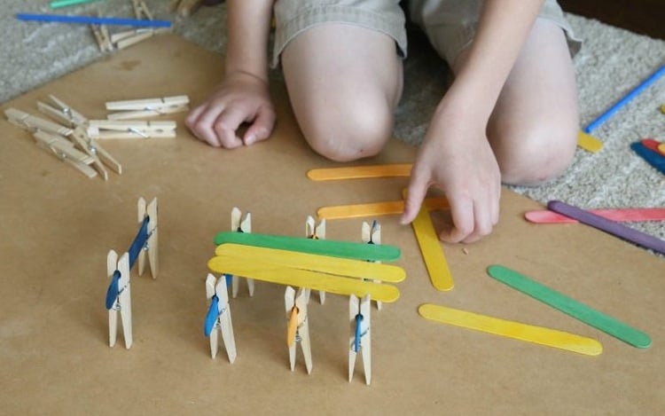 bauen-kindern-konstruktive-spiele-naturmaterialien-holzspatel-waescheklammer