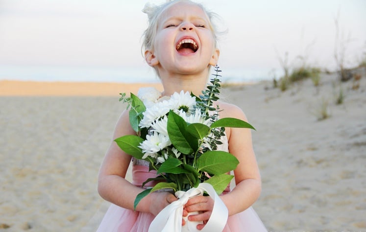 Blumenkinder auf der Hochzeit -strandhochzeit-strauss-maedchen-klein-lustig