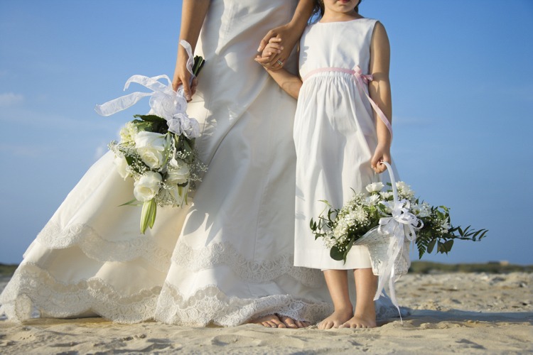 Blumenkinder auf der Hochzeit -weiss-strauss-strandhochzeit-mini-me