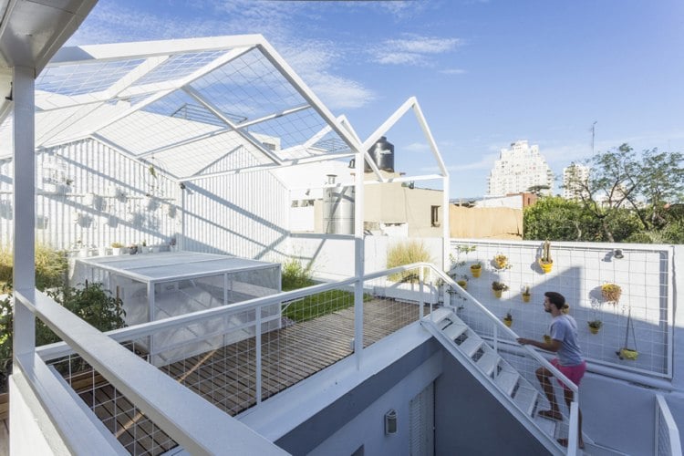 Dachterrasse gestalten -nachhaltig-budget-weiss-dachbegruenung-lounge-bereich