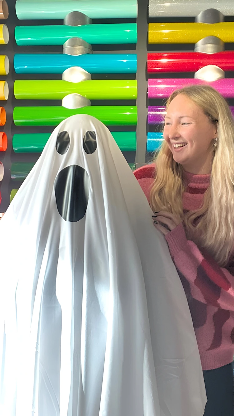 Das Gesicht des Gespensts mit Vinyl und Bügeleisen auftragen