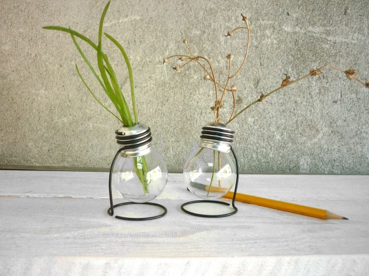 drahtkleiderbuegel-basteln-vase-gluebirne-mini-diy-kreativ