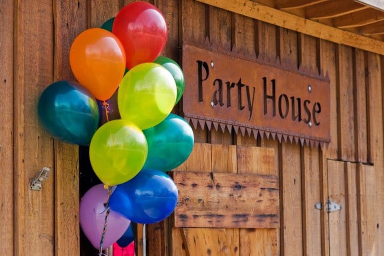 Einweihungsparty Einladung -ballon-bunt-feiern-freunde-einladen