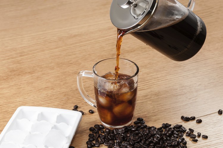 Eiskaffee selber machen kaffee-kochen-abkühlen-eiswürfel-kaffeebohnen