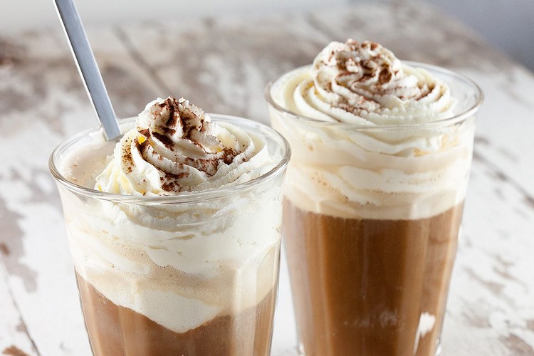 Eiskaffee selber machen schlagsahne-eis-kakaopulver-löffel