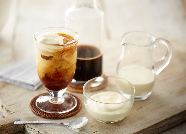 Eiskaffee selber machen zutaten-kalter-kaffee-vanileeis-milch-sahne