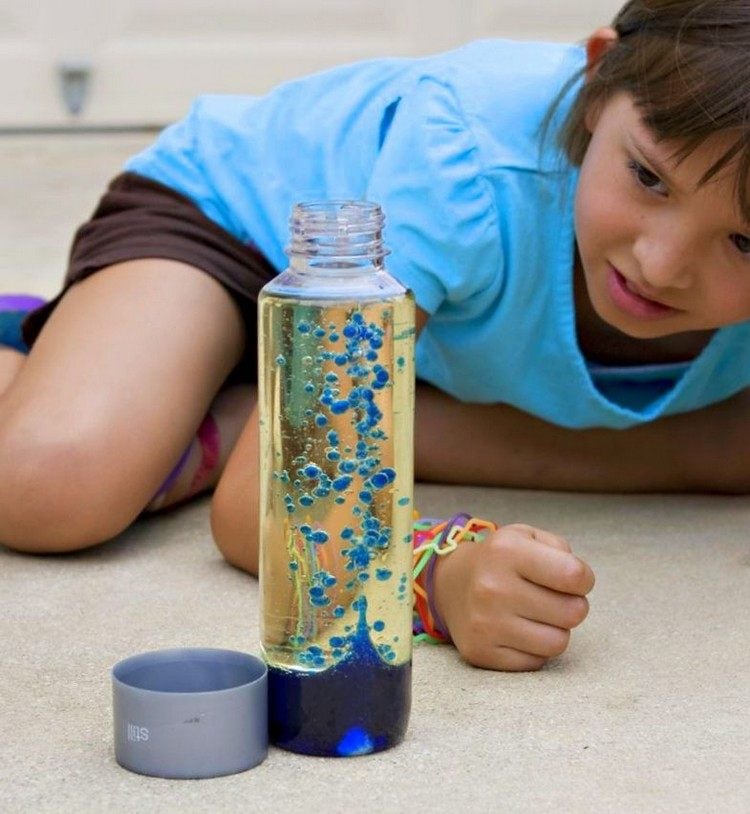 Experimente für Kinder lavalampe-selber-machen-blaue-lebensmittelfarbe-durchsichtige-flasche