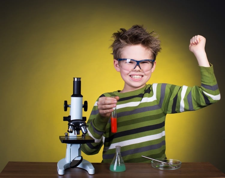 Experimente für Kinder naturwissenschaft-mikroskop-glaskolben-chemie-kind-sicherheitsbrille