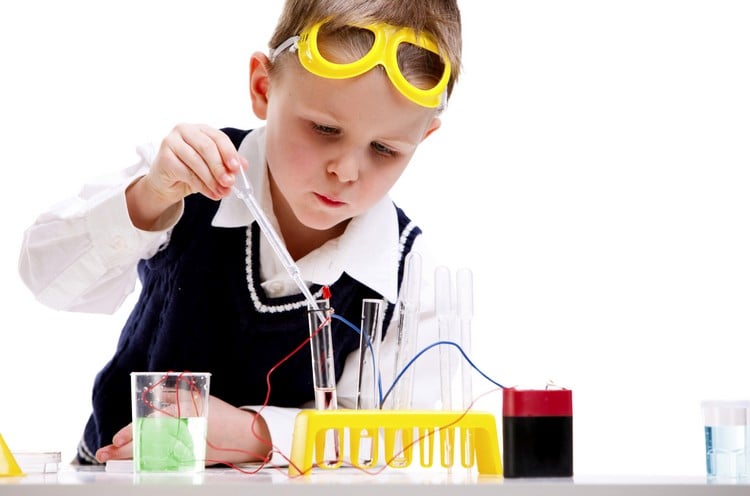 Experimente für Kinder naturwissenschaftlich-chemie-glaskolben-batterie-physik