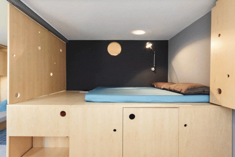 falttüren-eschenholz-schlafzimmer-hochbett-aufheben-kleiderschrank