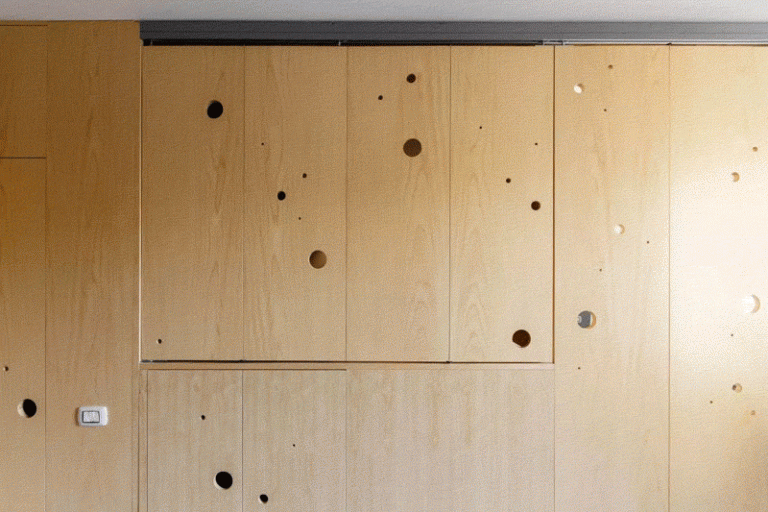 falttüren-eschenholz-öffnen-schlafzimmer-zeigen-kreismuster-dekorativ-ausgeschnitten