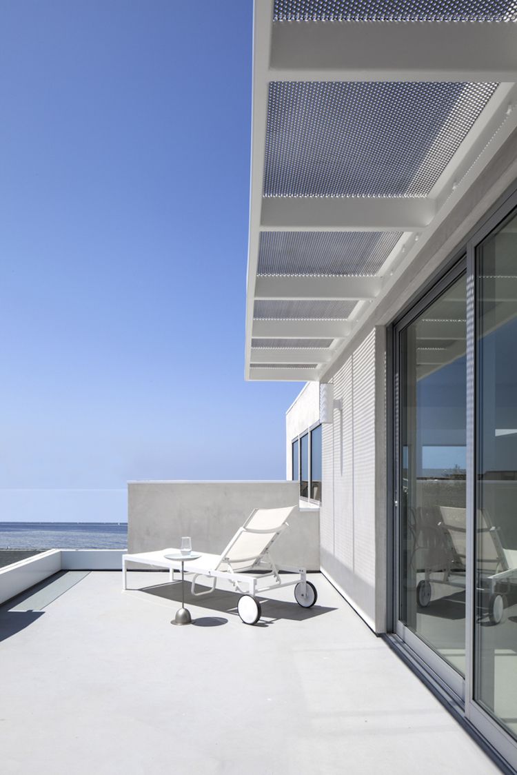 Farbe Weiß -modernes-haus-terrasse-sonnenliege-panoramafenster