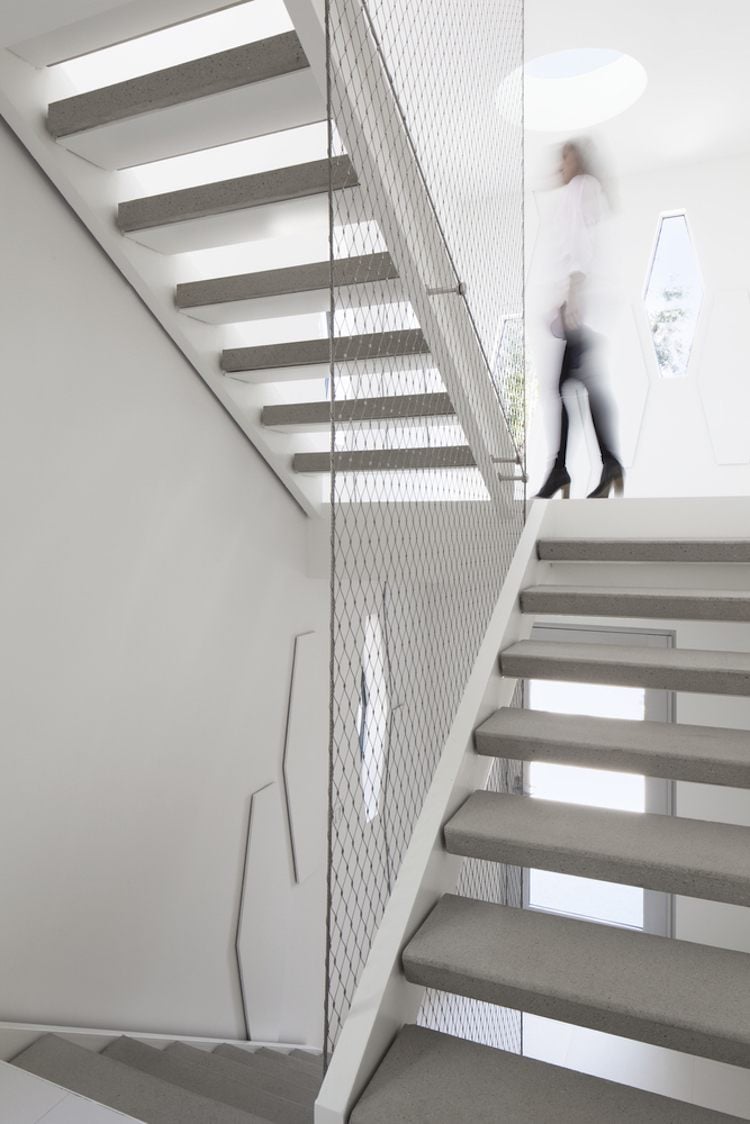 farbe-weiss-modernes-haus-treppenhaus-minimalistisch-design