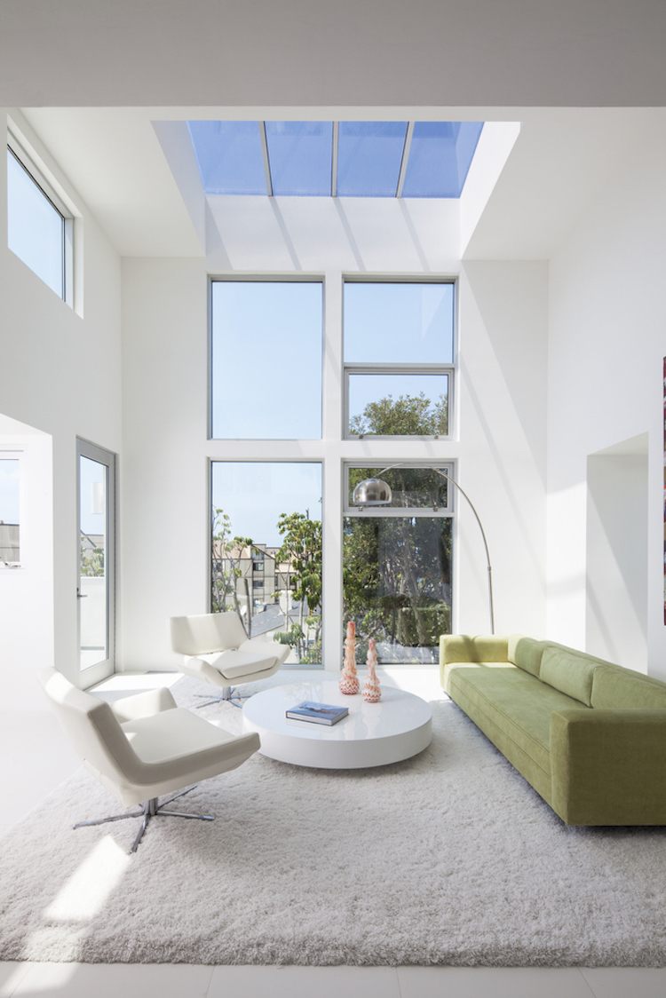 Farbe Weiß -modernes-haus-wohnzimmer-hohe-decke
