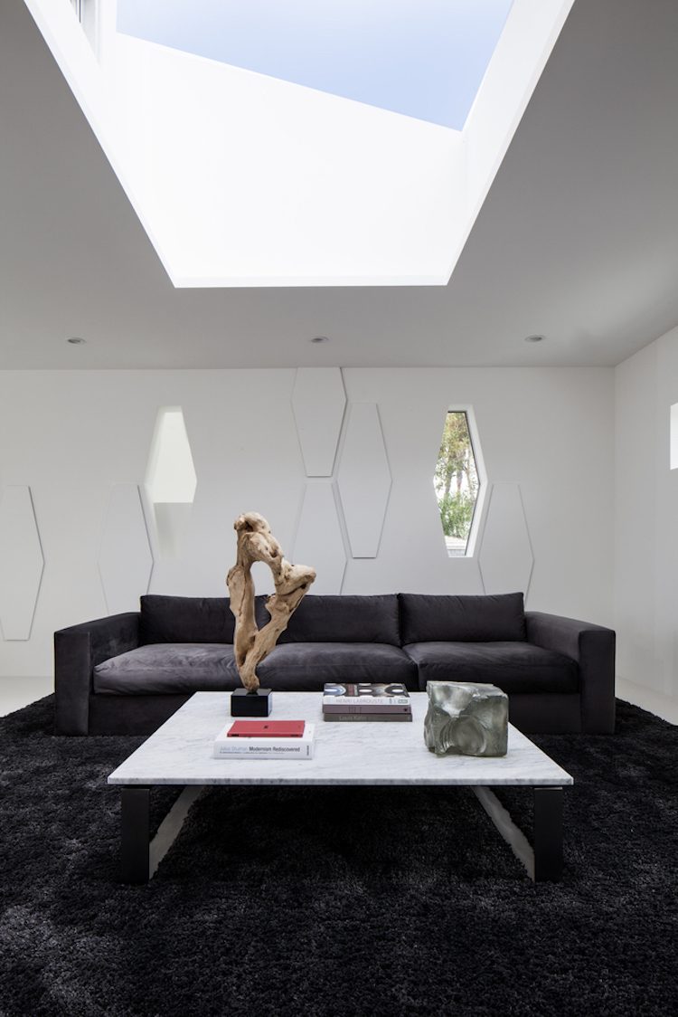 farbe-weiss-modernes-haus-wohnzimmer-schwarz-couch-teppich