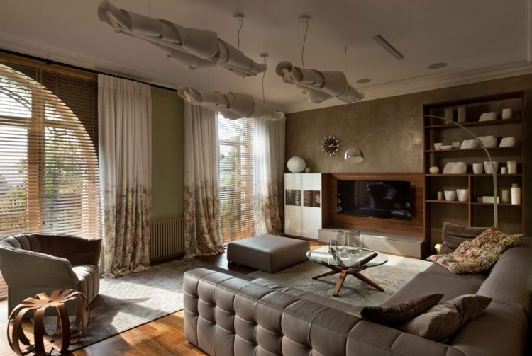 feinsteinzeug-fliesen-holz-modern-gemuetlich-wohnzimmer-grau-couch