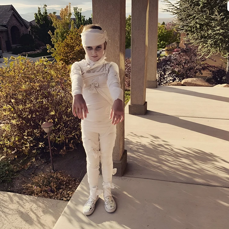 Für die Mumie können Sie das Laken in Streifen schneiden und wickeln