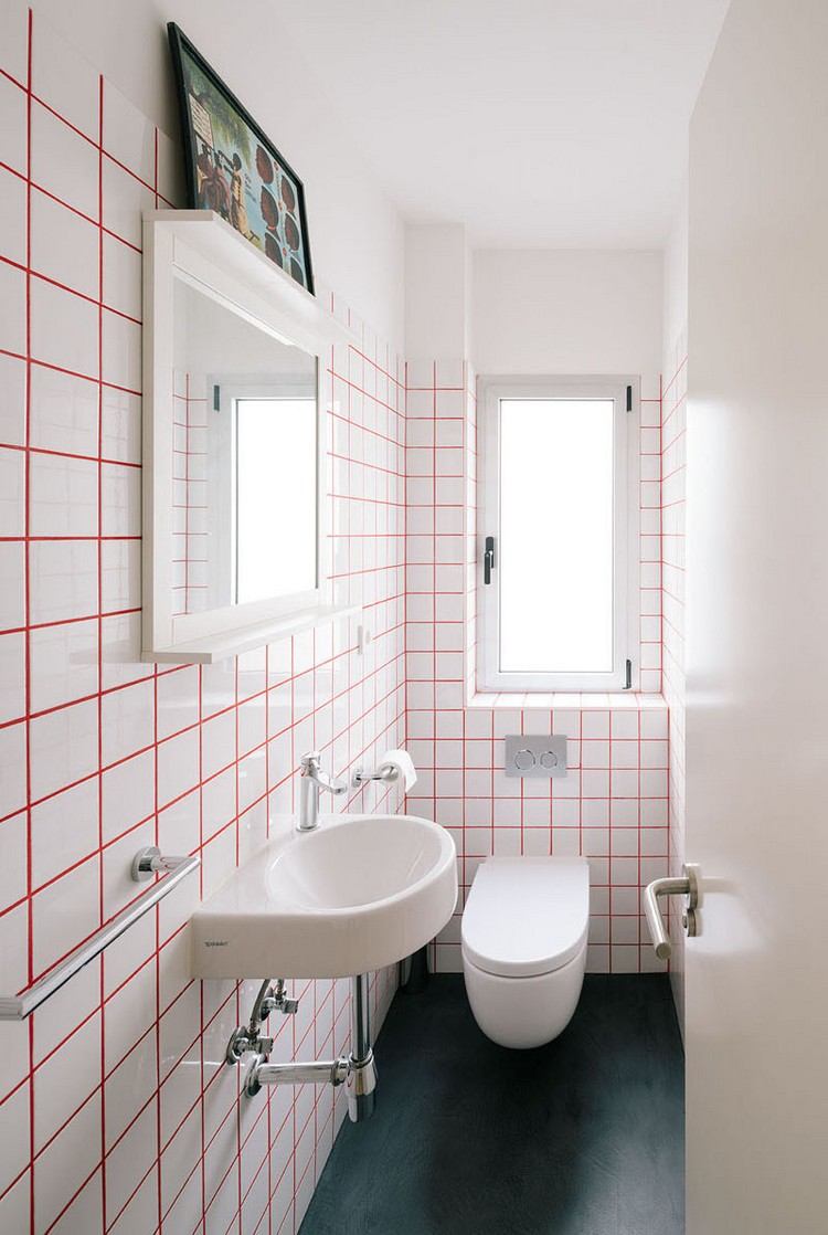 fugenmörtel-farben-rot-bad-toilette-fenster-spiegel-weiße-tür