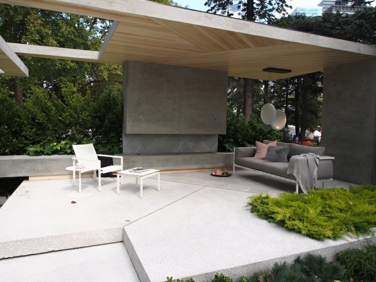 garten-landschaftsbau-ueberdachung-beton-grau-blac-sofa-bodendecker