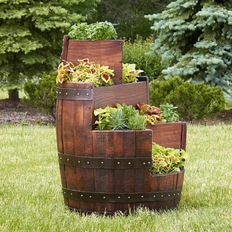 Gartendeko aus Holz Weinfass kreativer-pflanzenkübel-pflanzen-unterschiedliche-ebenen