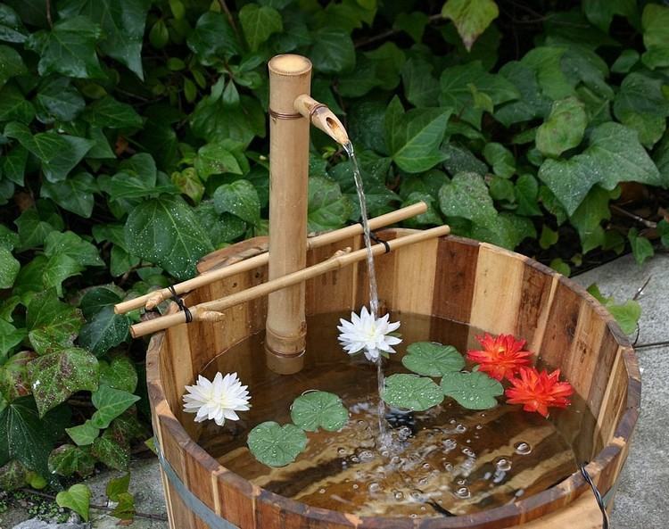 gartendeko-holz-weinfass-wasserspiel-fassbrunnen-bambus-seerosen-blätter-blüten
