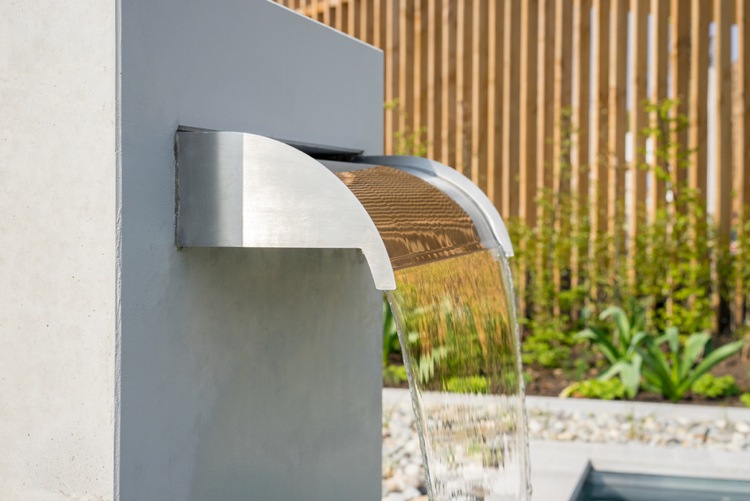 Moderner Wasserfall aus Edelstahl im Garten