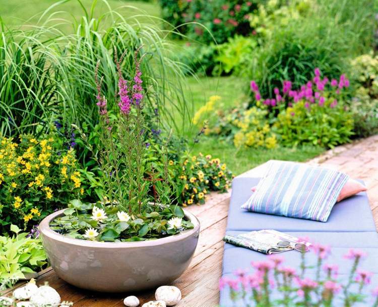 Gartengestaltungen mit Wasser mini-teich-kübel-terrasse-bepflanzung