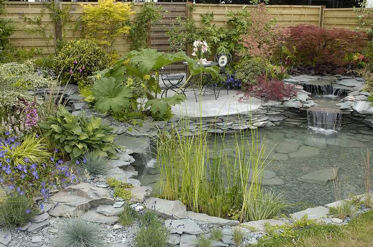 Gartengestaltungen mit Wasser -teich-kaskade-natursteinplatten
