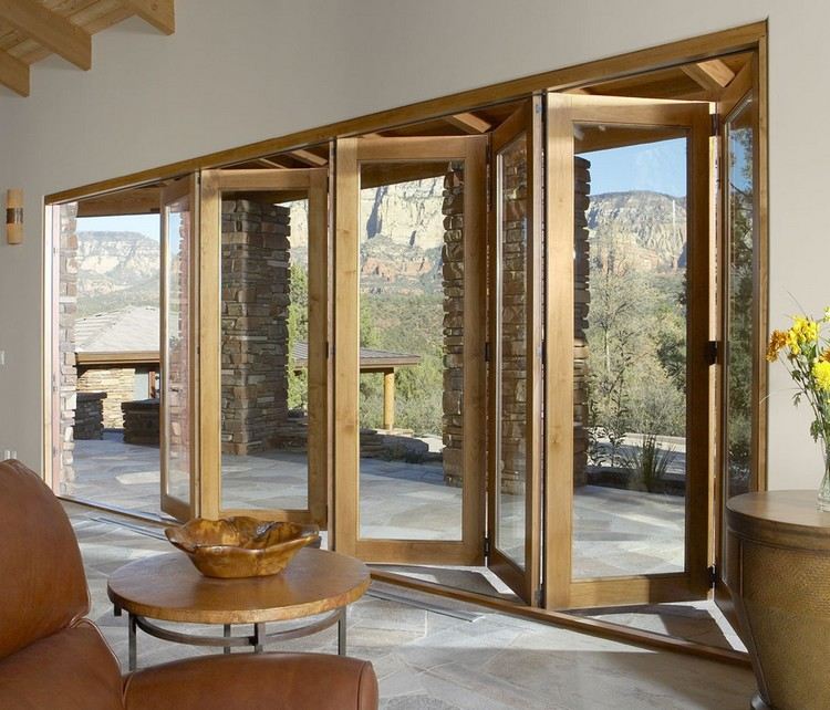 glasfalttüren-terrasse-interieur-falttüren-holz-rahmen-teilweise-geöffnet