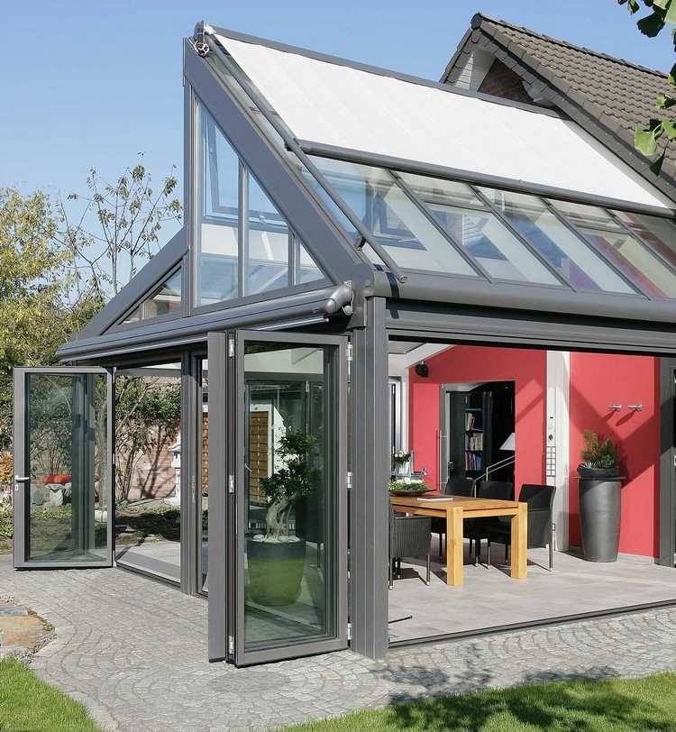 glasfalttüren-wintergarten-glas-faltwände-dachverglasung-sonnenschutz-markise-rote-wand