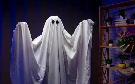 Halloween Kostüm aus Bettlaken selber machen - Gespenster sind die Klassiker