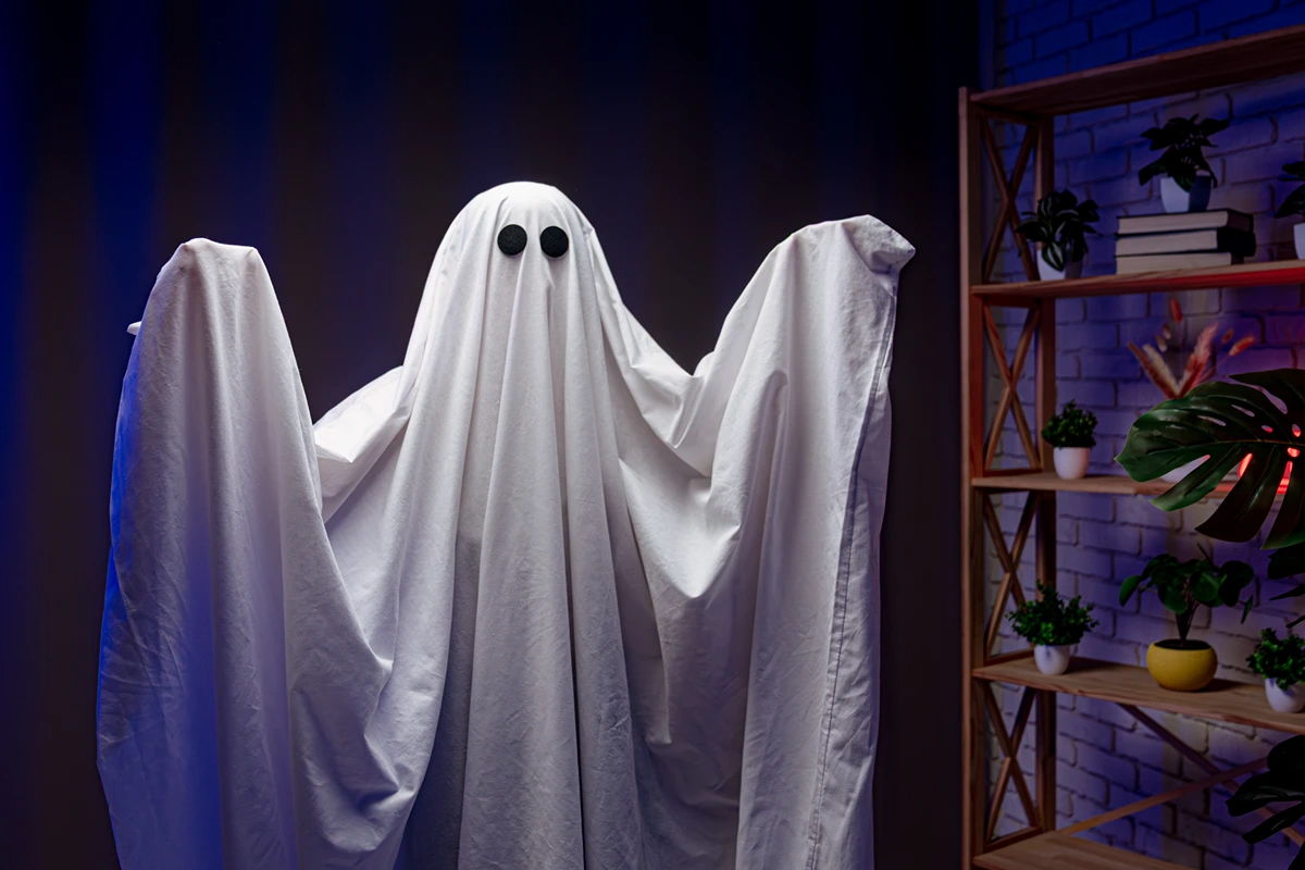 Halloween Kostüm aus Bettlaken selber machen - Gespenster sind die Klassiker
