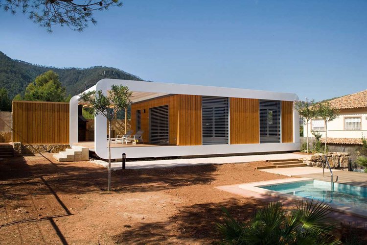 Haustypen im Vergleich -fertighaus-holz-pool-moderne-architektur-nachhaltig