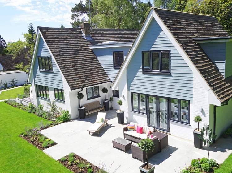 Haustypen im Vergleich -satteldach-terrasse-garten-rasen-modern-landhaus