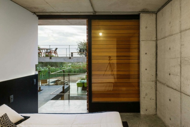 holz-beton-schlafzimmer-kleinsonnenschutz-bretter-wand-schwarz-weiss