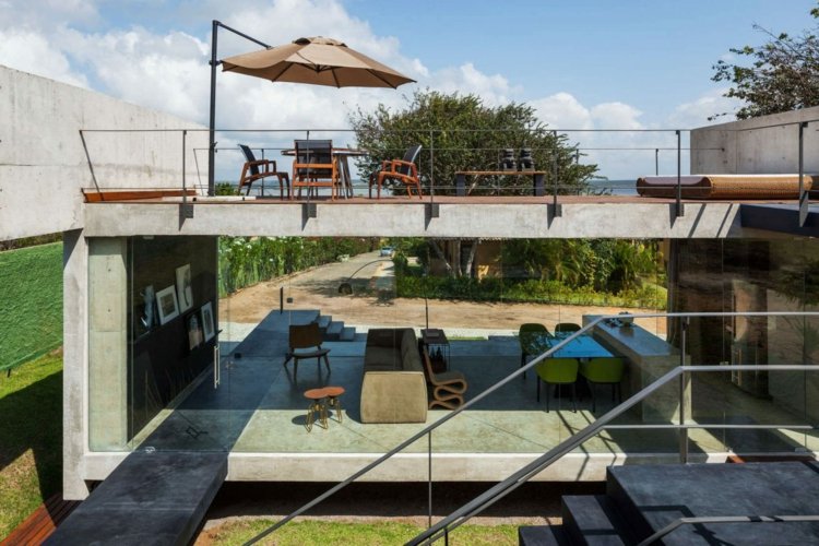 holz-beton-sonnenschirm-terrasse-tagesbett-gartenmoebel